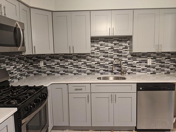 Brand new kitchen w.all new stainless steel appliances