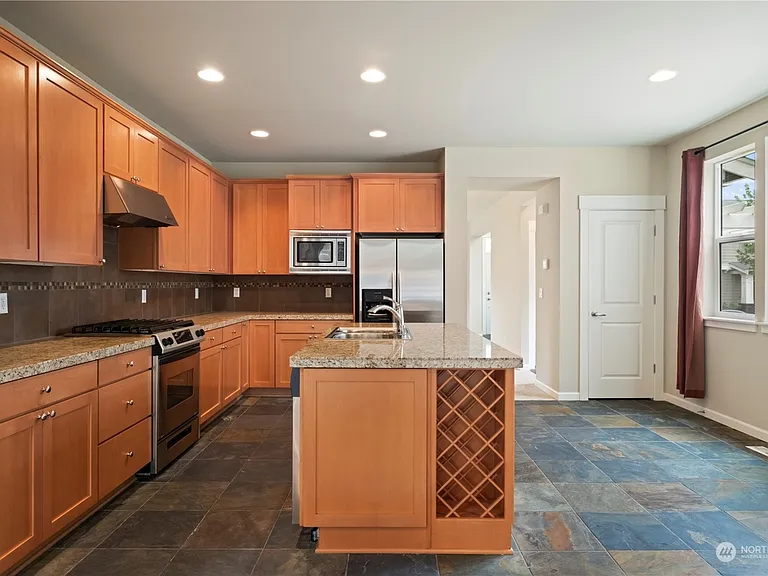 574 Lyons Pl NE — Photo 9