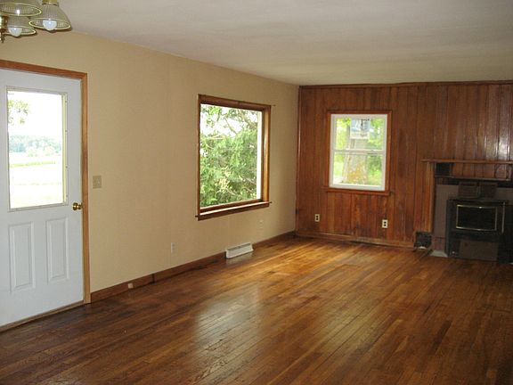 Living Room (Fr Door Lft)