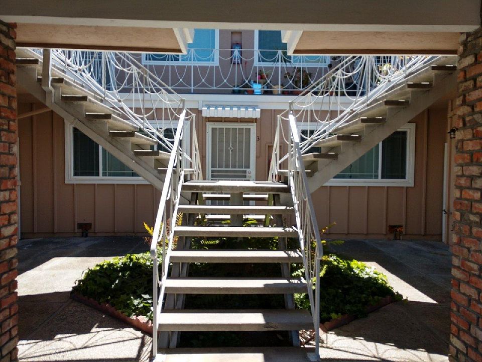 Center Courtyard Entry