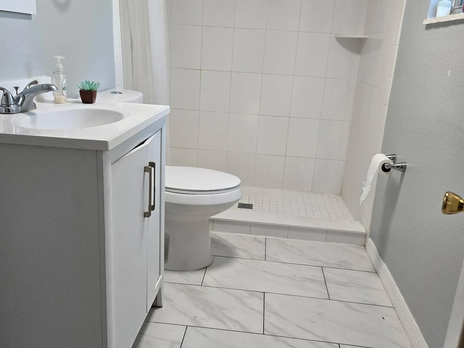 3 bed, 1.0 bath, 775 sqft, $905 — Photo 2