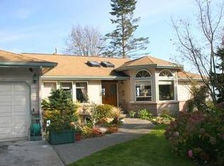 695 Hawthorne Ln, Camano Island, WA 98282