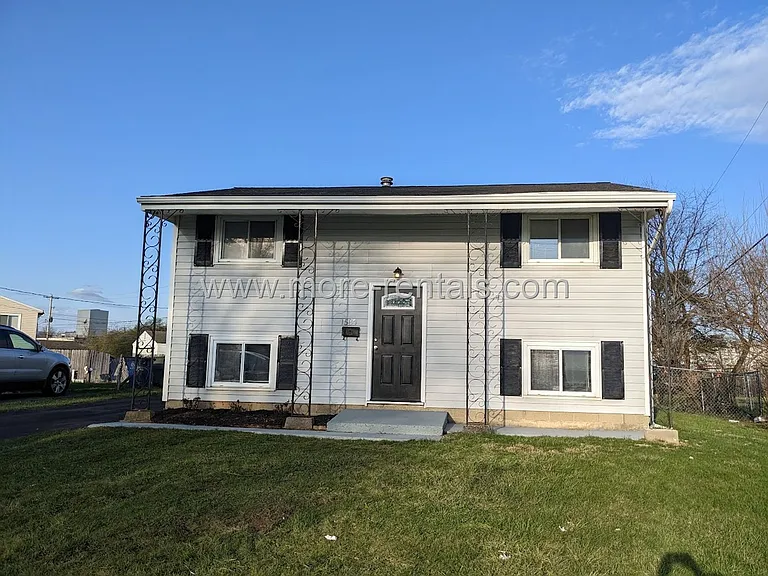 1584 Southfield Dr S — Photo 1