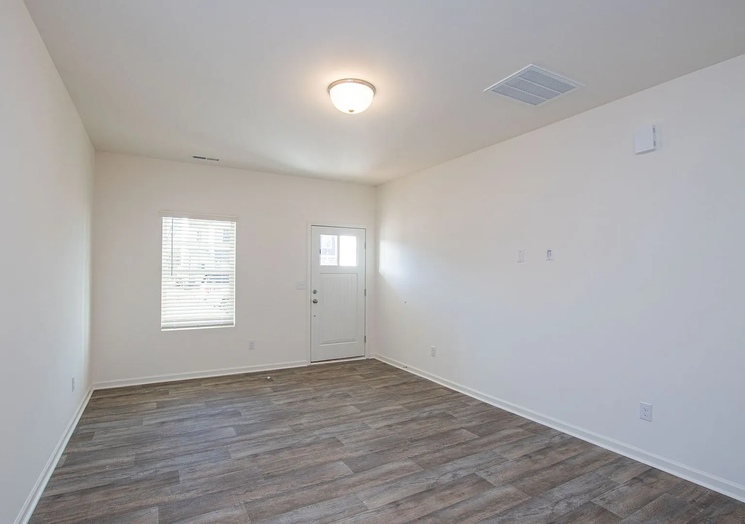 Beautiful 3bd/2.5bth Townhome - Belmont - Available Oct/Nov 2026 — Photo 3