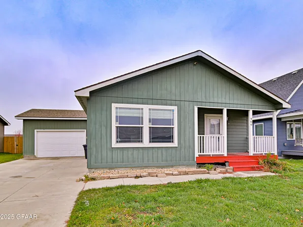 966 Thames Ct, Grand Forks, ND 58203