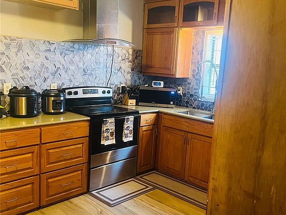 5th image of 319 Olmito St
