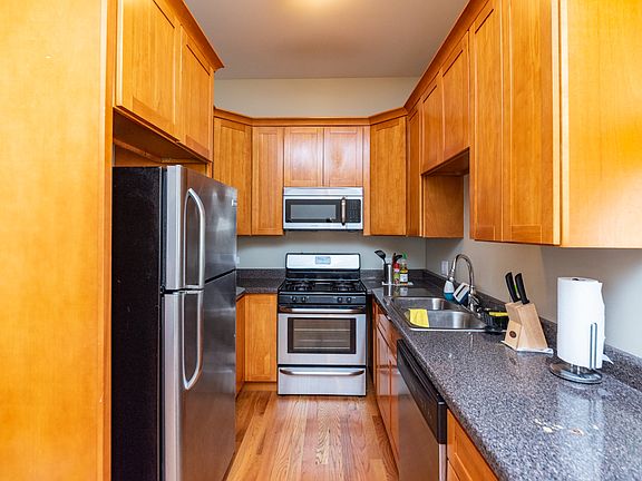 5th image of 3927 N Clarendon Ave APT 2R