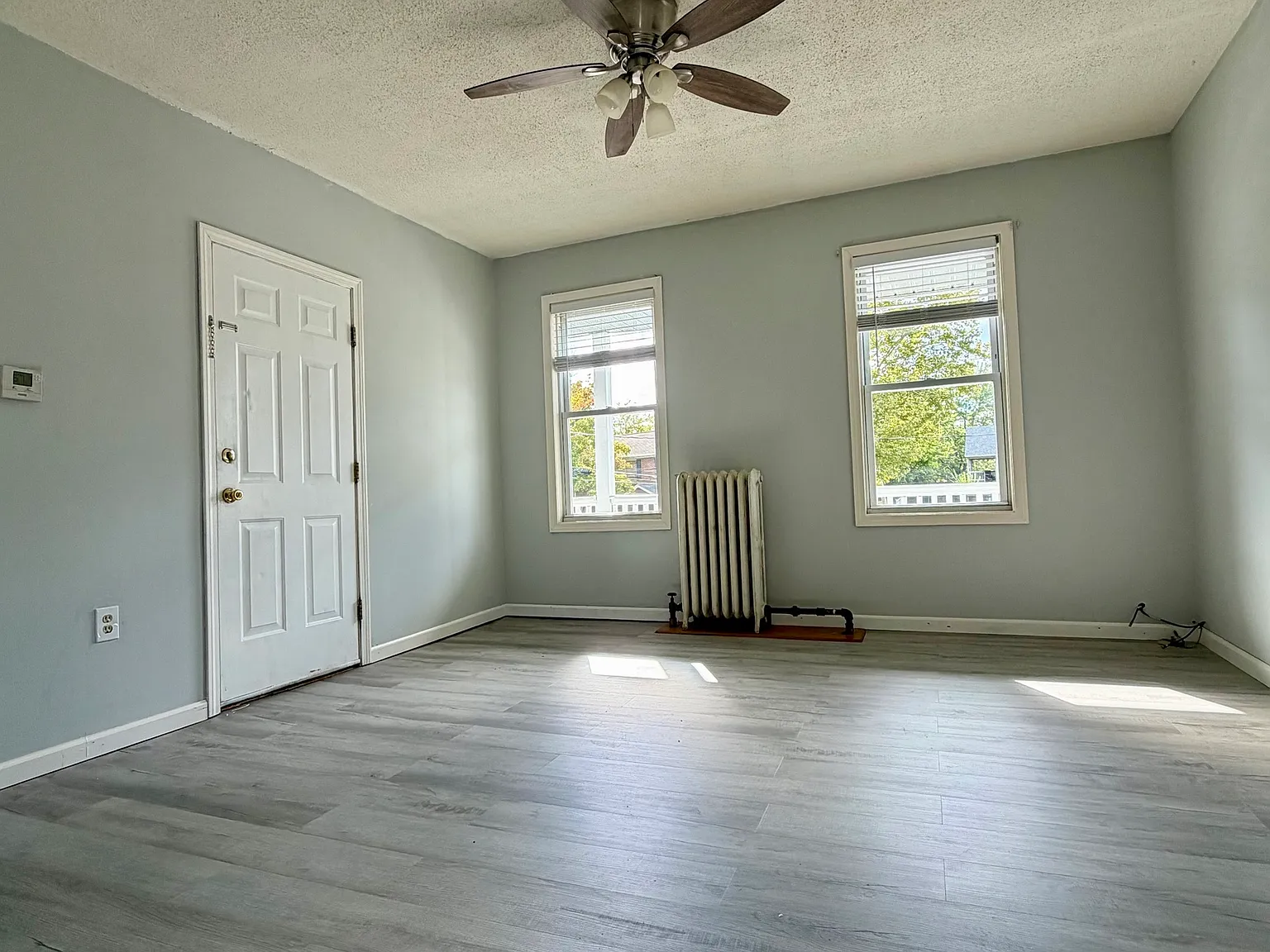 3 bed, 1.0 bath, 3579 sqft, $1,750 — Photo 3