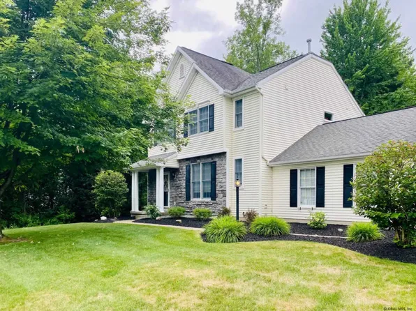 30 Bayberry Dr, Malta, NY 12020