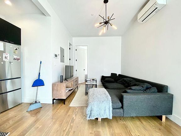 4th image of 370 Evergreen Ave Penthouse H1