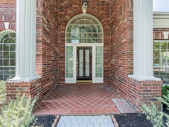 3rd image of 18 Fosters Green Dr