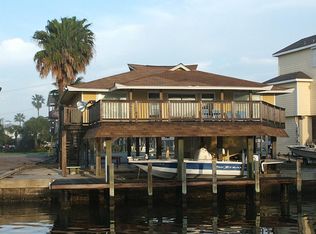 134 Tamana Dr, Tiki Island, TX 77554