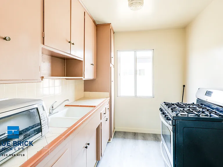 1055 N El Centro Ave #8 — Photo 2