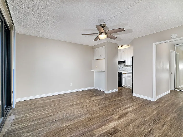 Surfcaster Apartments — Photo 25