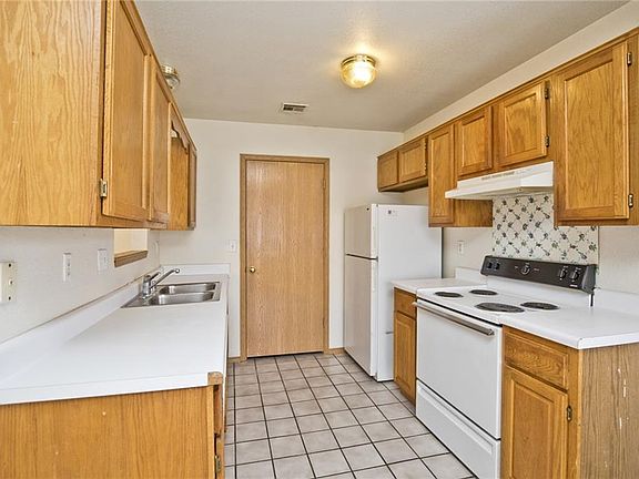 3rd image of 209 SE 6th St APT A