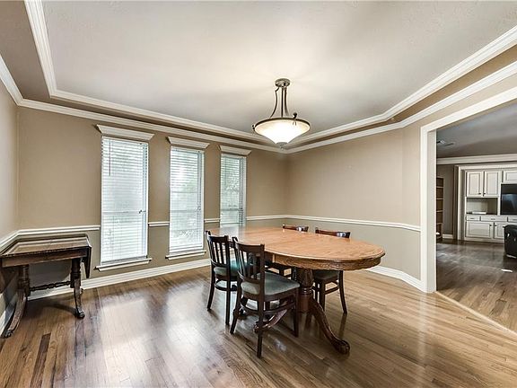 5th image of 210 Creekwood Dr