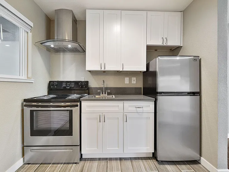 Elm Street Apartments — Photo 2