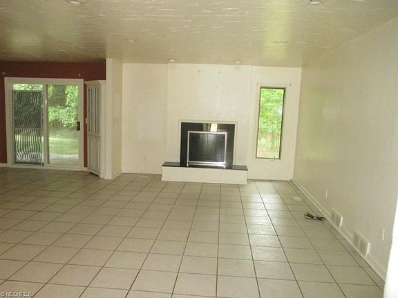 5th image of 704 Azalea Dr