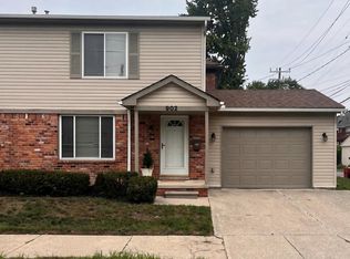 902 Beaconsfield Ave, Grosse Pointe Park, MI 48230
