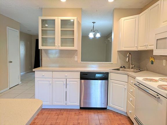 3rd image of 850 Hill Dr APT B