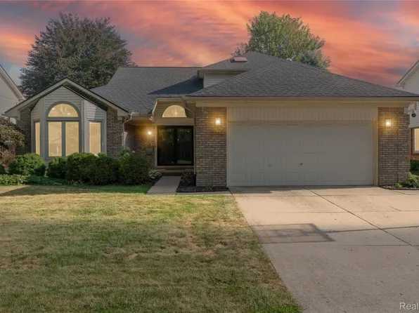 2066 Tuscany Dr, Troy, MI 48085