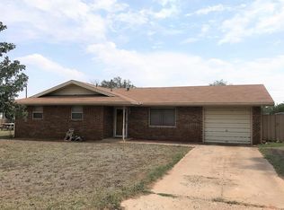 304 E McGee St, Sundown, TX 79372