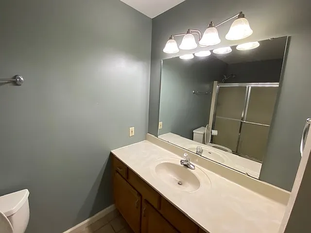 Upstairs full bathroom.