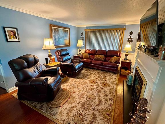 3rd image of 212 Vallis Dr