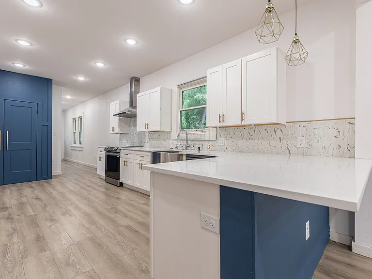 1010 Burnet St — Photo 11