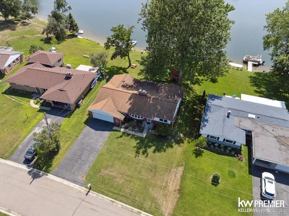 475 Berry Patch Ln, White Lake, MI 48386