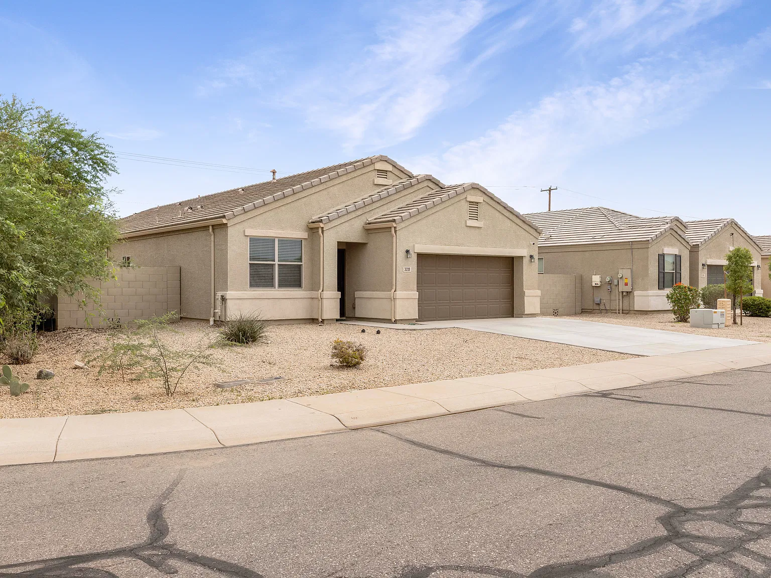 5 bed, 1990 sqft, $2,099 — Photo 3