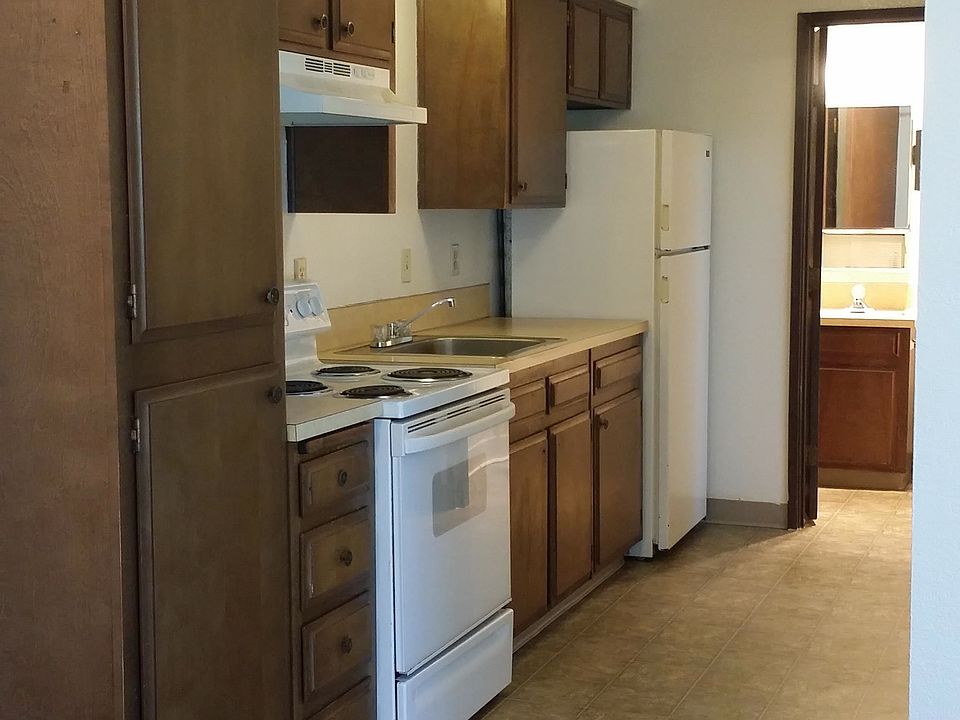 2nd image of 3526 Manor Dr NE