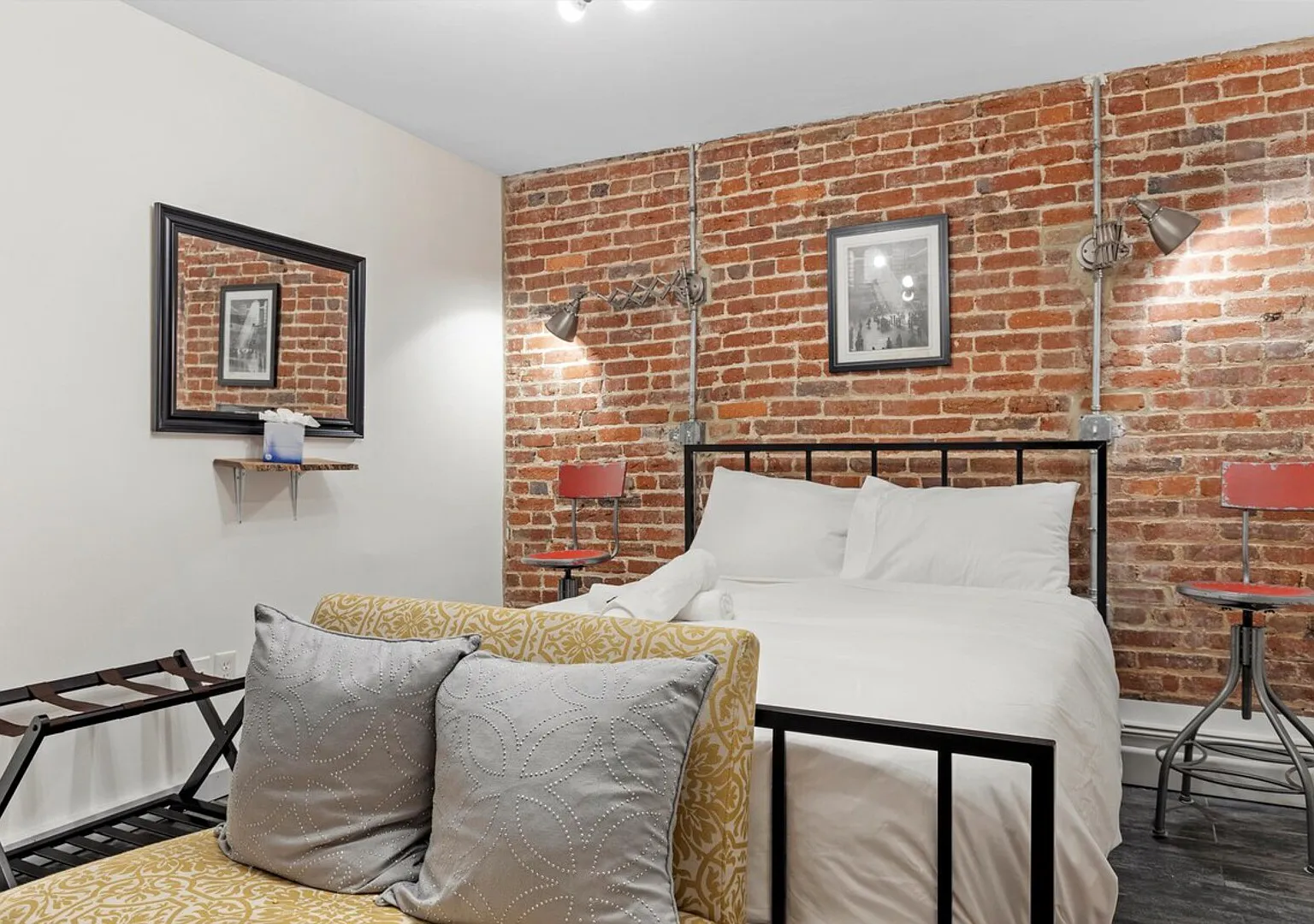 Cheery Flat in Adams Morgan - Mt Pleasant — Photo 3