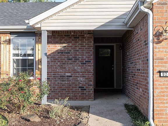 3rd image of 924 S Eastview Dr