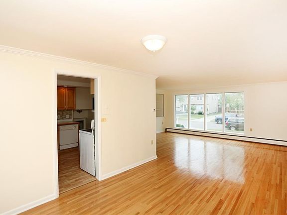 3rd image of 26 Briarlee Dr