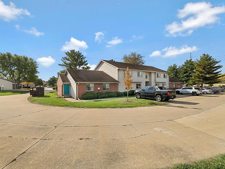 1115 Laura Dr — Photo 4