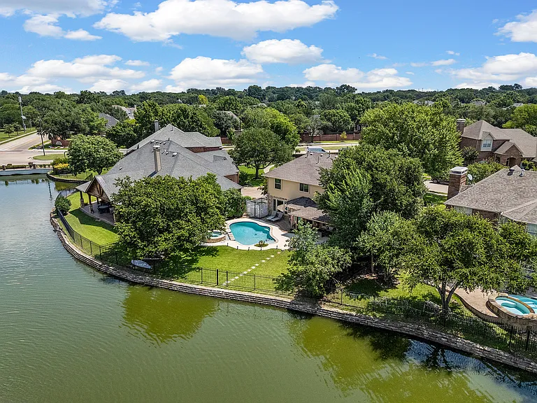 351 Cove Dr — Photo 1