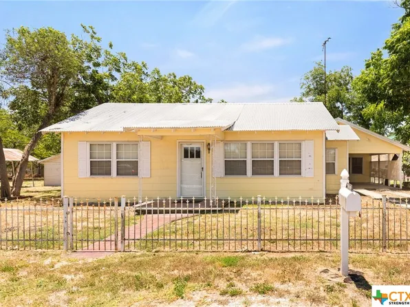 306 S Park Dr W, Marion, TX 78124