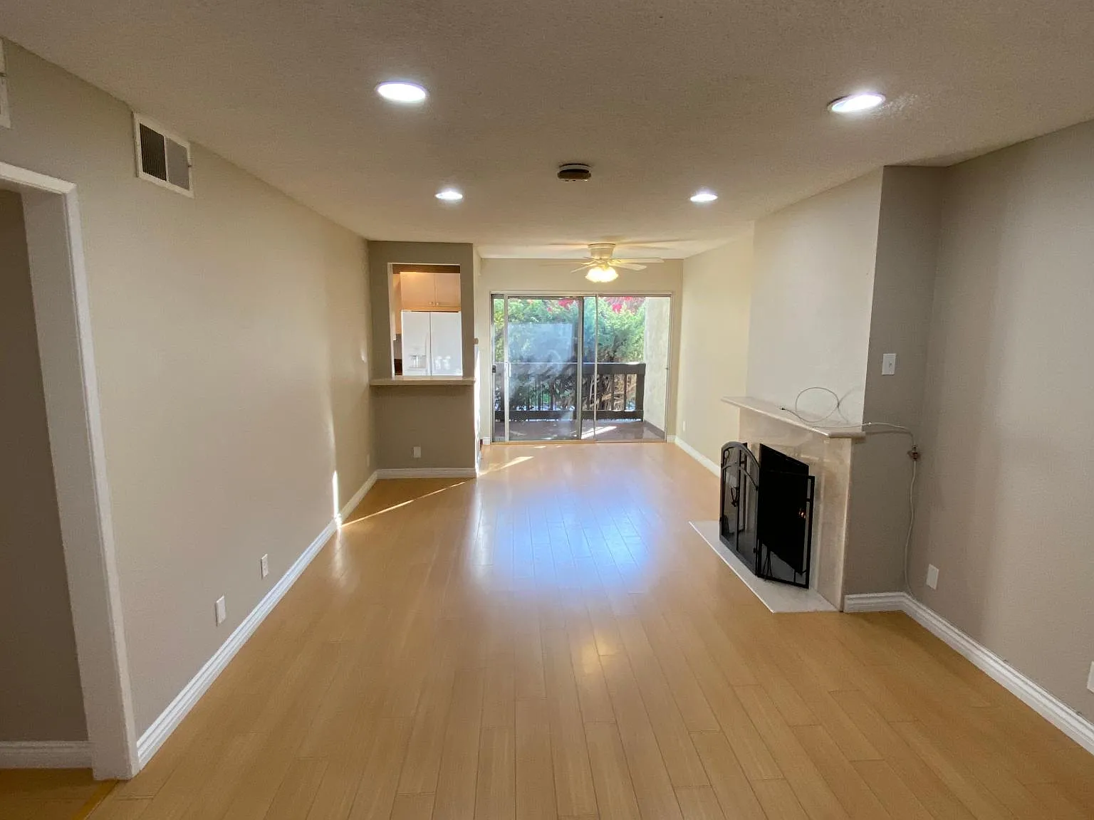 2 bed, 1.5 bath, 870 sqft, $3,349 — Photo 3