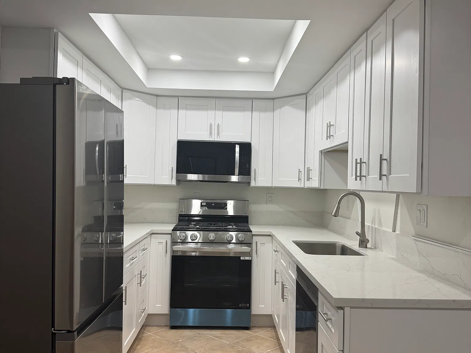 2 bed, 1.5 bath, 890 sqft, $3,300 — Photo 2