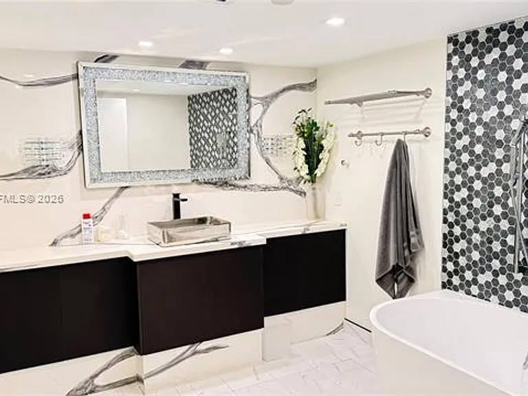 19707 Turnberry Way #18K — Photo 10