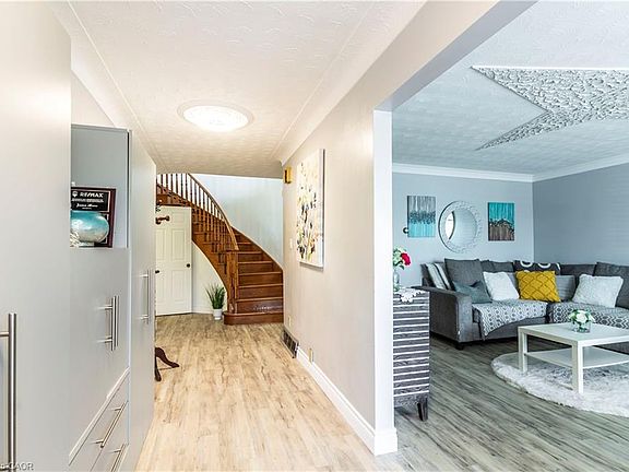 5th image of 404 Queenston Rd