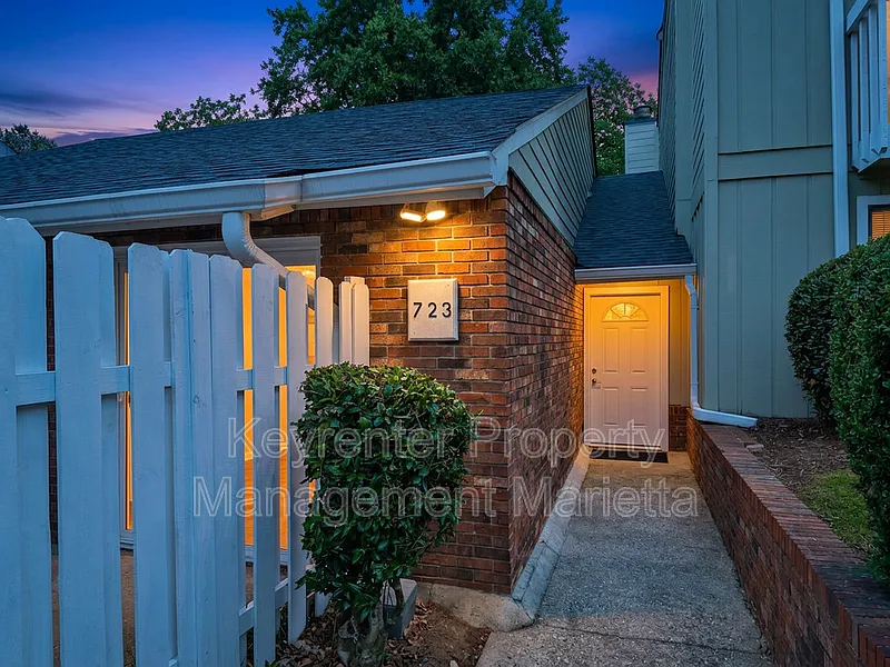 2 bed, 2.0 bath, 1300 sqft, $1,850 — Photo 2