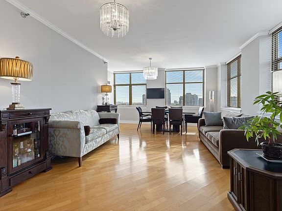 5th image of 1335 S Prairie Ave Unit 1806