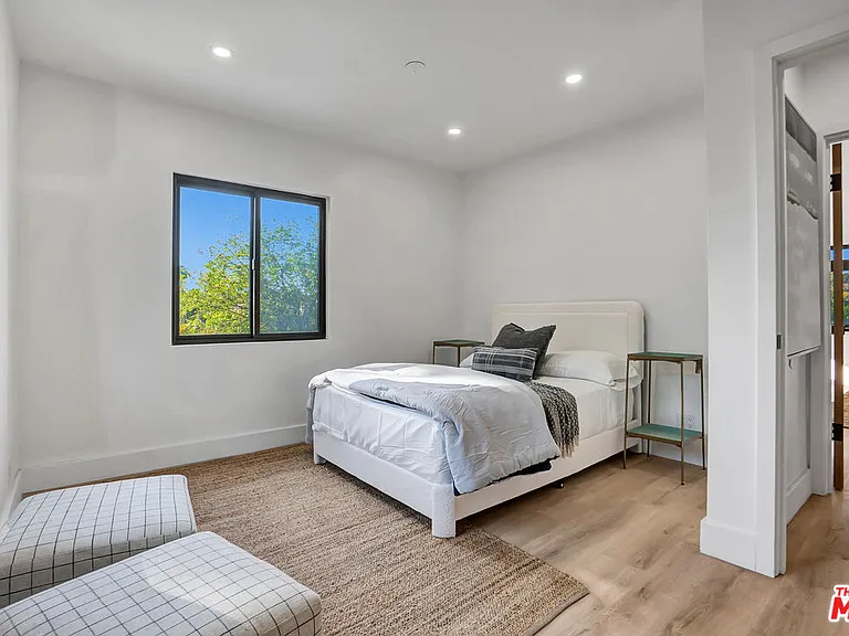 1145 S Longwood Ave — Photo 21