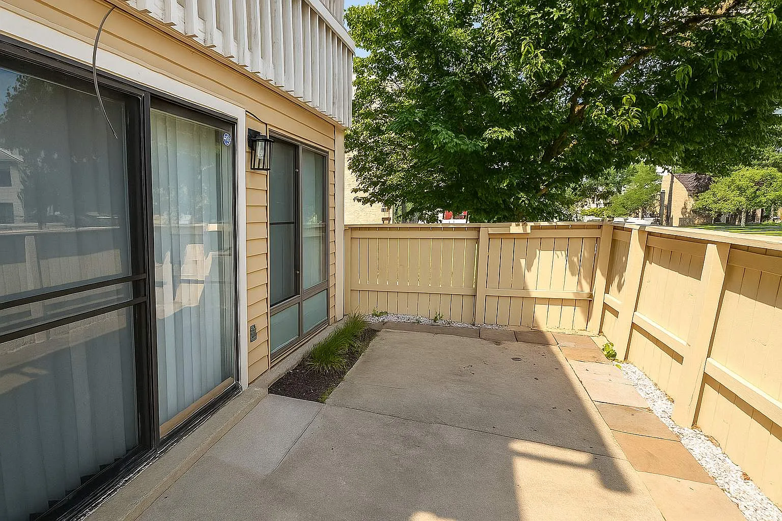 Charming 2BR TH for Rent! — Photo 2