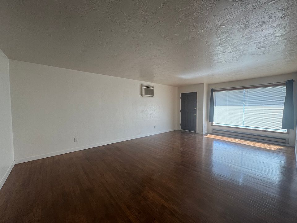 1st image of 604-606 W Crest Dr #604