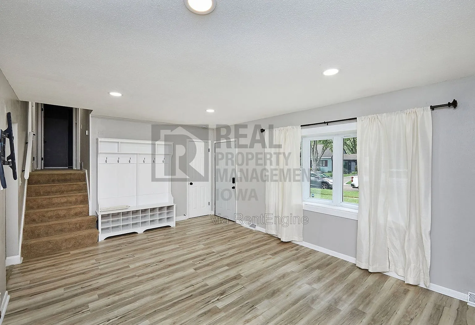 4 bed, 2.0 bath, 1421 sqft, $2,495 — Photo 3