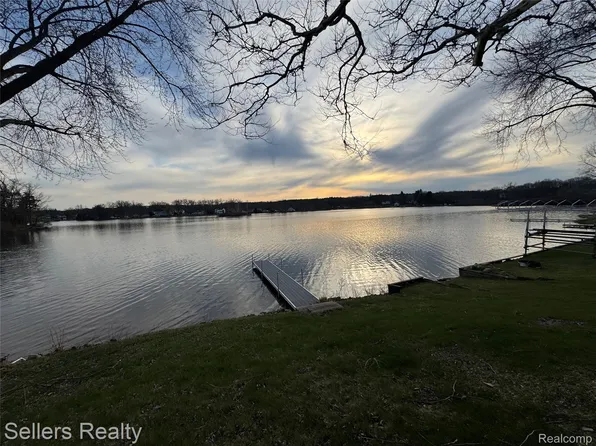 10091 Graham Dr, Clarkston, MI 48348