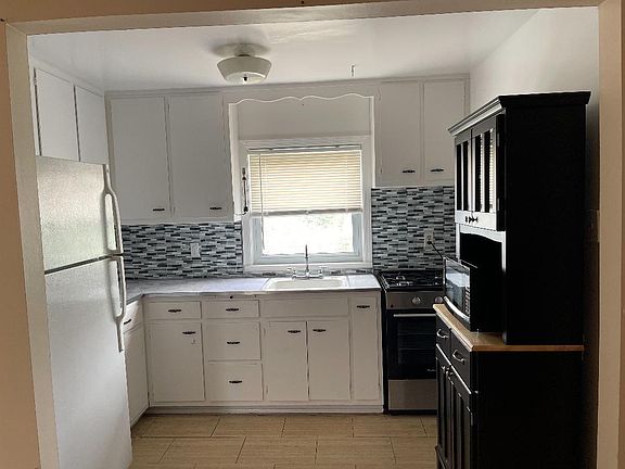 5th image of 624 E Walnut St